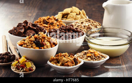 La composition avec différentes sortes de produits de céréales de petit déjeuner. Banque D'Images