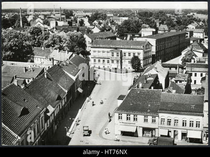 Allemagne - VERS 1966 : Une carte postale Imprimé en Allemagne, vue de Platz der Jugend de la tour, Marktturm Luckenwalde, vers 1966 Banque D'Images