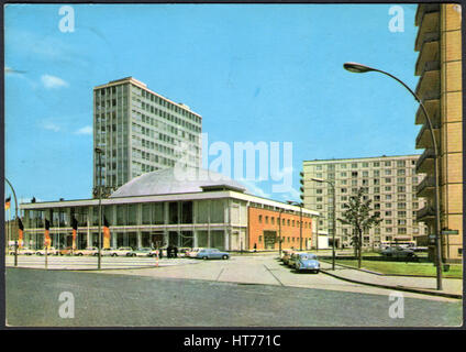 Allemagne - VERS 1966 : Une carte postale Imprimé en Allemagne, indique l'enseignant Hause et Salle des Congrès, Berlin, vers 1966 Banque D'Images