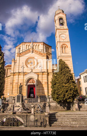 Église sur les rives du lac de Côme, Lombardie, Italie (entre Menaggio et Lenno sur l'ouest du lac) Banque D'Images