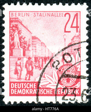 Allemagne - VERS 1953 : un timbre imprimé en Allemagne (RDA), est dédiée à la plan de cinq ans, présente le Boulevard Staline, Berlin, vers 1953 Banque D'Images