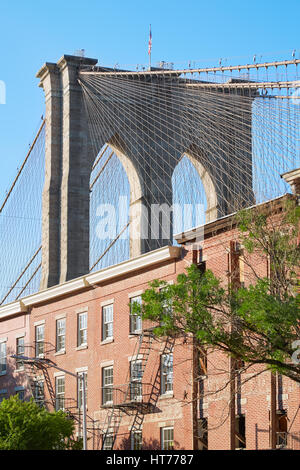 Pilier de pont de Brooklyn et New York façades de briques rouges dans la lumière du soleil de l'après-midi Banque D'Images