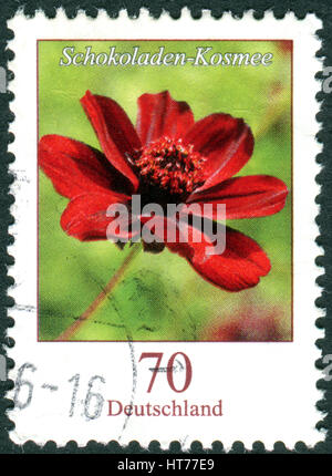 Allemagne - circa 2015 : timbre imprimé en Allemagne, montre une fleur Cosmos atrosanguineus, vers 2015 Banque D'Images