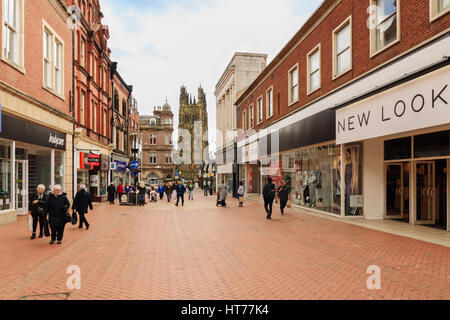 La frontière galloise ville de Wrexham l'une des plus grandes villes de North East Wales montrant le quartier commerçant central Banque D'Images