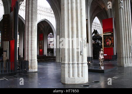 Les colonnes de la nef - l'intérieur de la cathédrale gothique de Notre Dame (Onze-lieve-vrouwekathedraal), Anvers, Belgique Banque D'Images