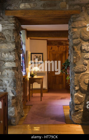 Encadrement de porte en pierre menant à une salle à manger dans le vieux 1750 ancienne maison de l'intérieur. Banque D'Images