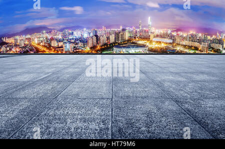 Sol en marbre dans le devant de l'hôtel de ville vue de nuit, Shenzhen, Chine. Banque D'Images