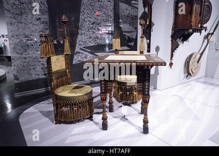 Los Angeles, CA, USA - 4 mars, 2017 : meubles, instruments de musique et d'art conçu par Carlo Bugatti exposée au Petersen Automotive Museum dans Banque D'Images