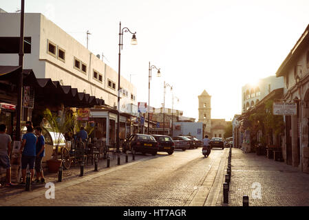 LARNACA, Chypre - 16 août 2015 : le coucher du soleil à Old street mène à l'Église Lazare dans le centre de la vieille ville de Larnaca. Banque D'Images