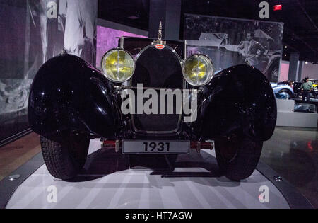 Los Angeles, CA, USA - 4 mars, 2017 : l'élevage de l'ornement du capot de l'éléphant sur un 1932 Bugatti Type 41 Royale de Binder au Petersen Automotive Museum de L Banque D'Images