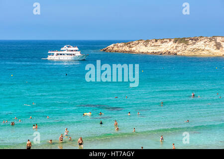 PAPHOS, Chypre - 24 juillet 2016 : bateau de plaisance avec des touristes à Coral Bay Beach. Banque D'Images