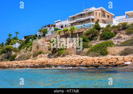 PAPHOS, Chypre - 24 juillet 2016 : villas de luxe au Coral Bay Beach près de Pegeia village. Banque D'Images