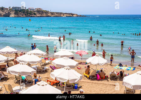 PAPHOS, Chypre - 24 juillet 2016 : les touristes et les habitants bénéficiant d'une belle journée d'été à la plage de Coral Bay. Banque D'Images