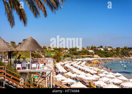 PAPHOS, Chypre - 24 juillet 2016 : Les gens se reposant à la plage de Coral Bay sur des journée d'été. Banque D'Images