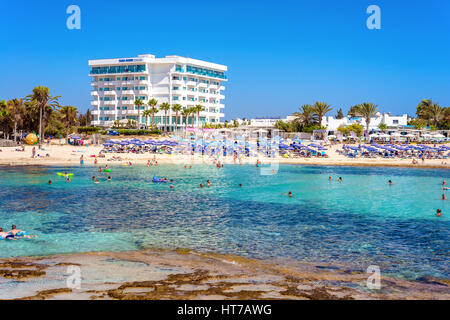 AYIA NAPA, Chypre - 18 août 2016 : les touristes à Sandy Beach plage. Banque D'Images