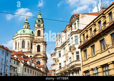 Église Saint Nicolas qui s'élève entre les rues étroites. Prague, République tchèque. Banque D'Images