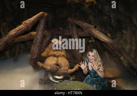 Evanna Lynch avec une réplique d'Aragog au cours de l'aperçu du média de la fabrication d'Harry Potter, la Forêt Interdite attraction de la Warner Bros Studio Tour London. Banque D'Images