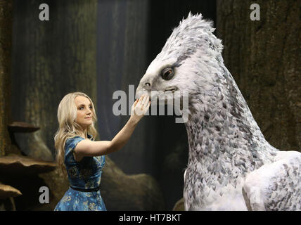 Evanna Lynch avec une réplique de Buck au cours de l'aperçu du média de la fabrication d'Harry Potter, la Forêt Interdite attraction de la Warner Bros Studio Tour London. Banque D'Images