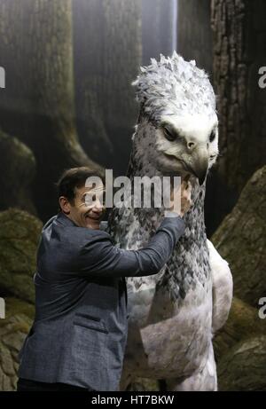 Jason Isaacs avec une réplique de Buck au cours de l'aperçu du média de la fabrication d'Harry Potter, la Forêt Interdite attraction de la Warner Bros Studio Tour London. Banque D'Images