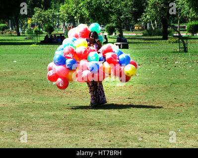 Delhi enfant vendant des ballons à la porte de l'Inde, New Delhi, Inde, (Copyright © Saji Maramon) Banque D'Images