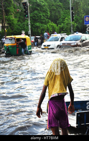 Pas de tête, enfants jouant, vue de New Delhi, Flood, (Copyright © Saji Maramon) Banque D'Images