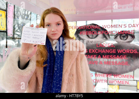 EDITORIAL N'UTILISEZ QUE Lily Cole laisse un message à inspirer d'autres femmes à l'beboldforchange # art installation pour les femmes International&Otilde;s jour, qui a été créé par l'artiste couple Charlotte et Philip Colbert et commandé par l'amadou, au point d'observation sur London&Otilde;s Southbank. Banque D'Images