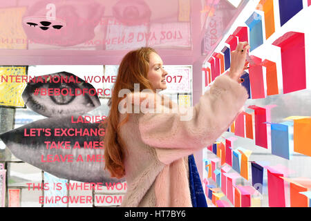 EDITORIAL N'UTILISEZ QUE Lily Cole laisse un message à inspirer d'autres femmes à l'beboldforchange # art installation pour les femmes International&Otilde;s jour, qui a été créé par l'artiste couple Charlotte et Philip Colbert et commandé par l'amadou, au point d'observation sur London&Otilde;s Southbank. Banque D'Images