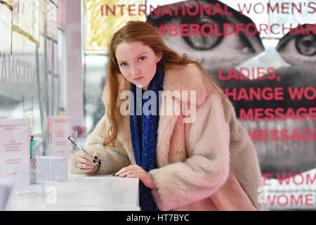 EDITORIAL N'UTILISEZ QUE Lily Cole laisse un message à inspirer d'autres femmes à l'beboldforchange # art installation pour les femmes International&Otilde;s jour, qui a été créé par l'artiste couple Charlotte et Philip Colbert et commandé par l'amadou, au point d'observation sur London&Otilde;s Southbank. Banque D'Images