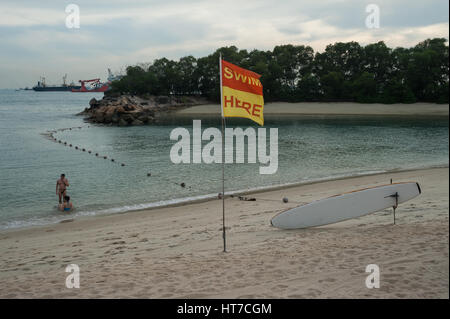 17.01.2017, Singapour, République de Singapour, en Asie - les personnes sont considérées baignade à la plage de Siloso sur l'île de Sentosa. Banque D'Images