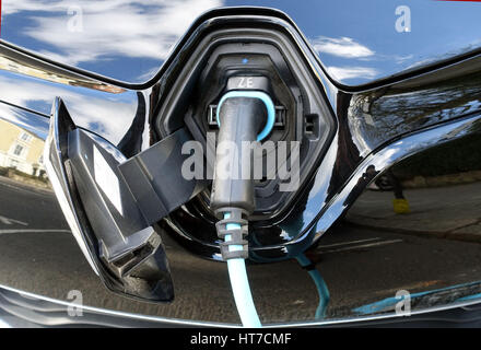 La voiture électrique d'être rechargé en Street, Londres Banque D'Images