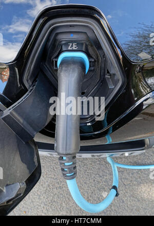 La voiture électrique d'être rechargé en Street, Londres Banque D'Images