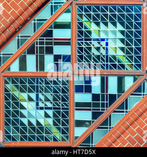 Partie de vitrail dans mur de briques. Close-up photo rogné dans d'scuare Banque D'Images