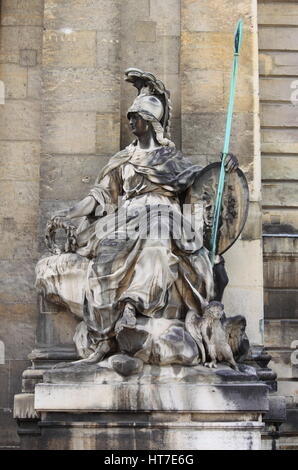 Statue de la déesse Athéna à l'entrée des Invalides. Paris, France Banque D'Images