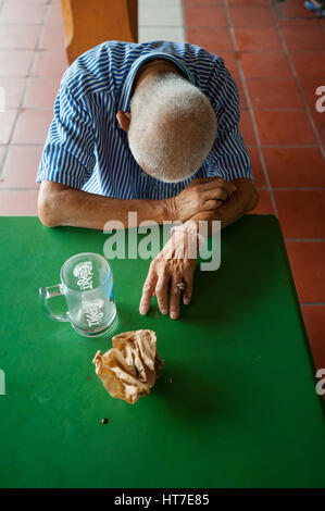 18.01.2017, Singapour, République de Singapour, en Asie - un homme repose sur un tableau à la Maxwell Food Centre, dans le quartier chinois de Singapour. Banque D'Images