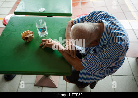 18.01.2017, Singapour, République de Singapour, en Asie - un homme repose sur un tableau à la Maxwell Food Centre, dans le quartier chinois de Singapour. Banque D'Images