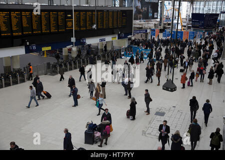 Les passagers dans la gare de Waterloo à Londres Banque D'Images