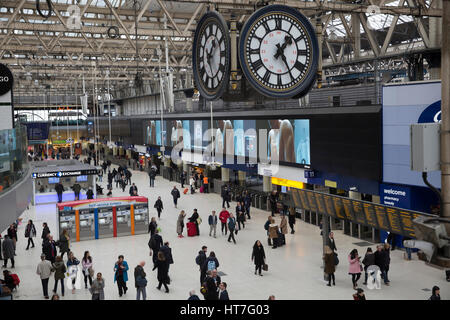 Les passagers dans la gare de Waterloo à Londres Banque D'Images