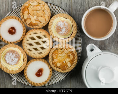 Assiette de dessert individuel assorties gâteaux ou tartes avec une tasse de thé Banque D'Images