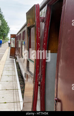 Ouvrir des portes sur de vieux wagons de train, chemins de fer britanniques à champs Ruddington gare ferroviaire patrimoniale plate-forme, Dorset, England, UK Banque D'Images