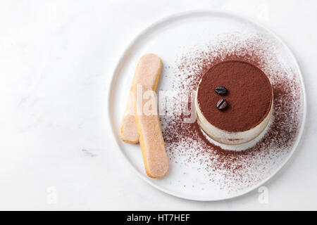 Le Tiramisu, un dessert italien traditionnel. Vue d'en haut. Banque D'Images