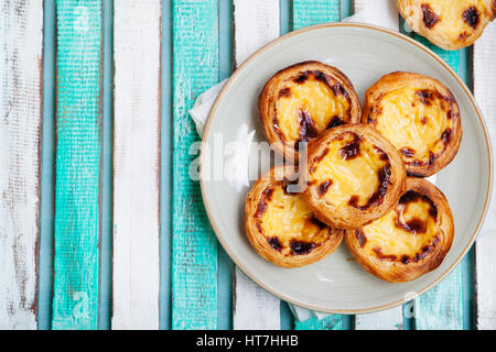 Tarte aux oeufs. Dessert portugais. Fond de bois. Banque D'Images