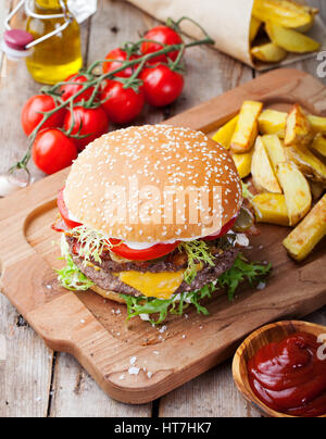 Burger, hamburger avec frites à découper. Banque D'Images