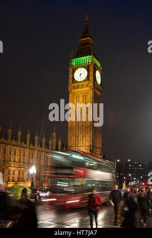 Un bus à impériale au fil des lecteurs le pont de Westminster à Londres, en Angleterre Banque D'Images