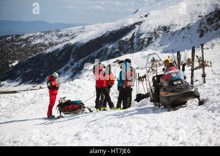 Une équipe de sauvetage en montagne avec chien d'avalanche dans les montagnes Tatras, le polonais Banque D'Images