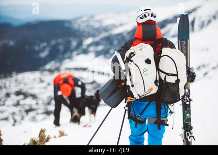 Une équipe de sauvetage en montagne avec un chien d'avalanche dans les montagnes Tatras, le polonais Banque D'Images