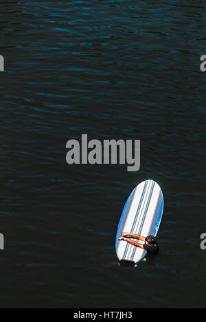 Un jeune garçon tenant sur un Paddleboard sur le fleuve russe Banque D'Images