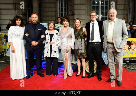 Sian Reeves (L - R), Franco Nero, Pauline Collins, Dame Joan Collins, Sarah Sulick, Roger Goldby et Sir Tim Rice assister à la première mondiale de l'époque de leur vie au Curzon Mayfair, 38 Curzon Street, London. Banque D'Images