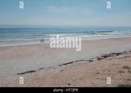 Loin de la foule, un homme et une femme, faites une promenade le long de belle plage Bethune sur une journée ensoleillée et sous un ciel bleu tandis que les vagues de l'océan rouler délicatement dans. Banque D'Images