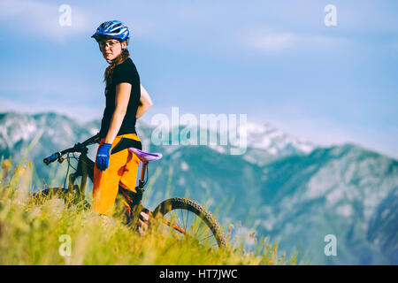 Portrait d'une femme du vélo de montagne dans la région de Bonneville le sentier de la rive Banque D'Images