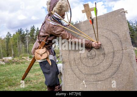 Un homme tire des flèches avec un tir à l'ARC Cible lors d'un Festival de la culture médiévale en Russie Banque D'Images